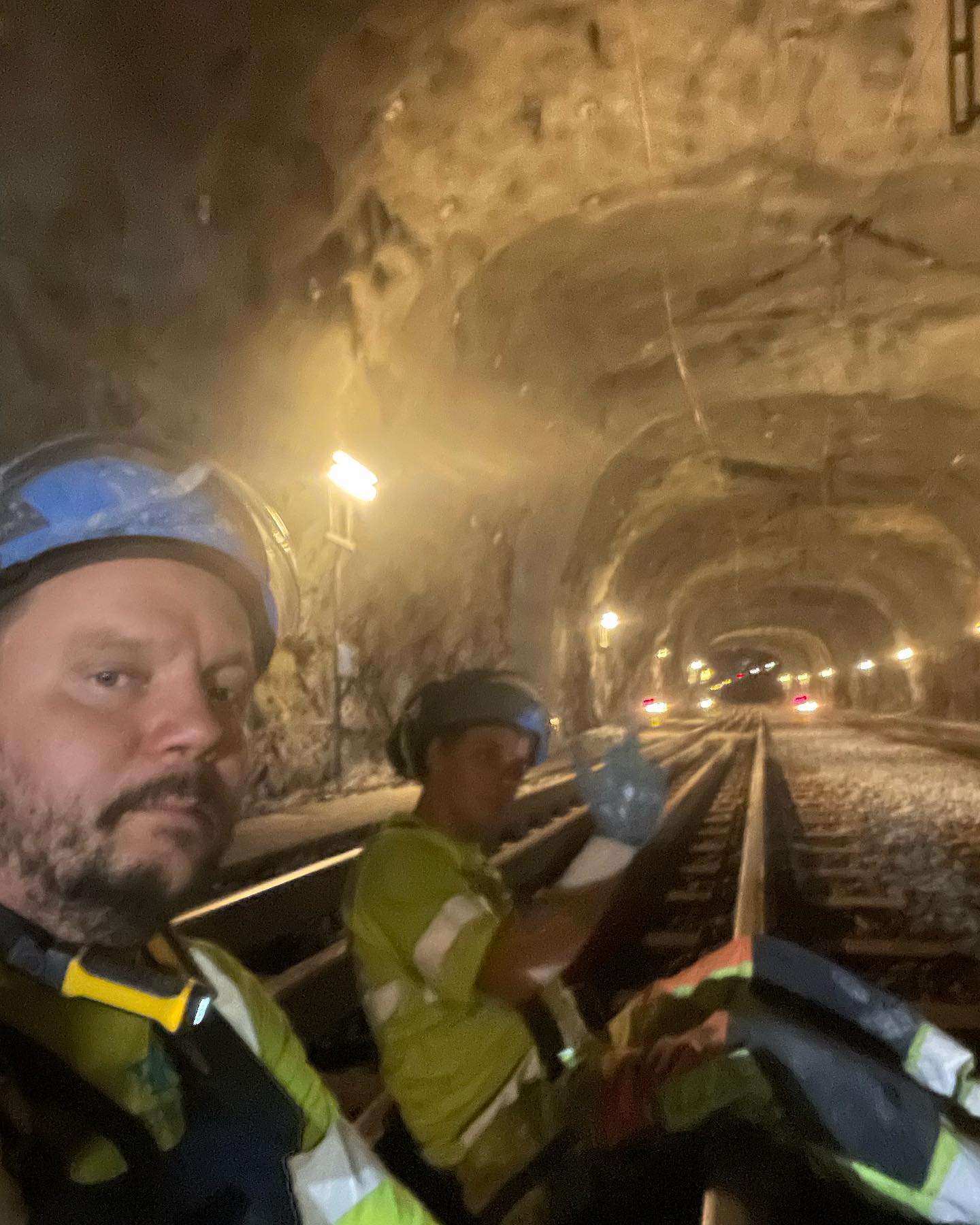 Sommarens jobb i Solnas tunnelsystem börjar lida mot sitt slut. Här ser ni vår meste tunnelarbetare Jesper samt vår starkaste Oskar. BAKK är som alltid bäst! #❤️besab